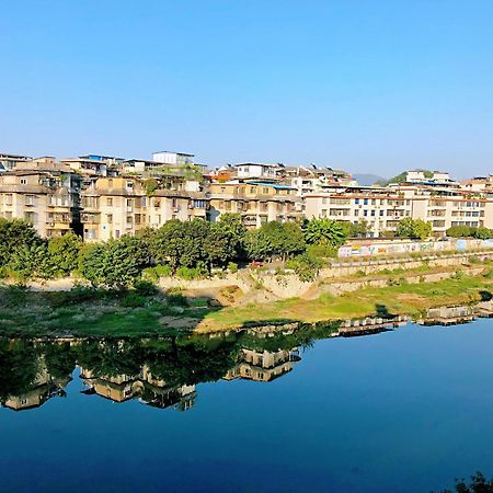 גווילין Lakeside Inn מראה חיצוני תמונה